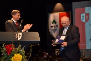 10 omt_praznik_2016_-_predsednik_predal_zastavo_zupanu